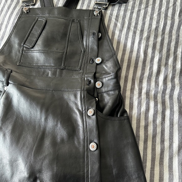 Black overall skort with pockets and buttons FAUX LEATHER - Picture 10 of 12